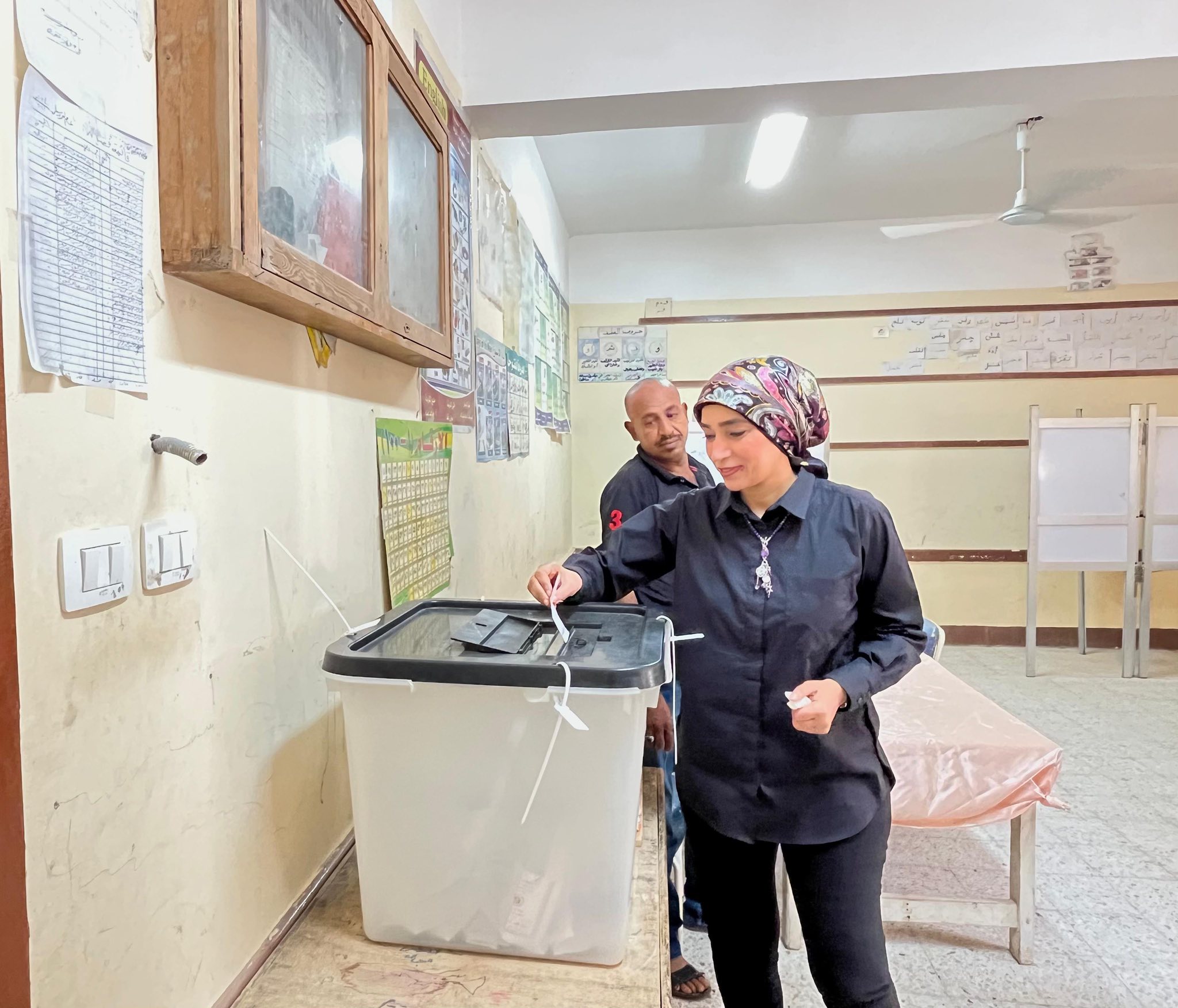 رئيس جامعة الأقصر تدلي بصوتها في جولة الإعادة لانتخابات مجلس الشيوخ